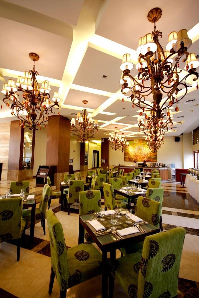 The Avenue Plaza Hotel Naga Kültér fotó