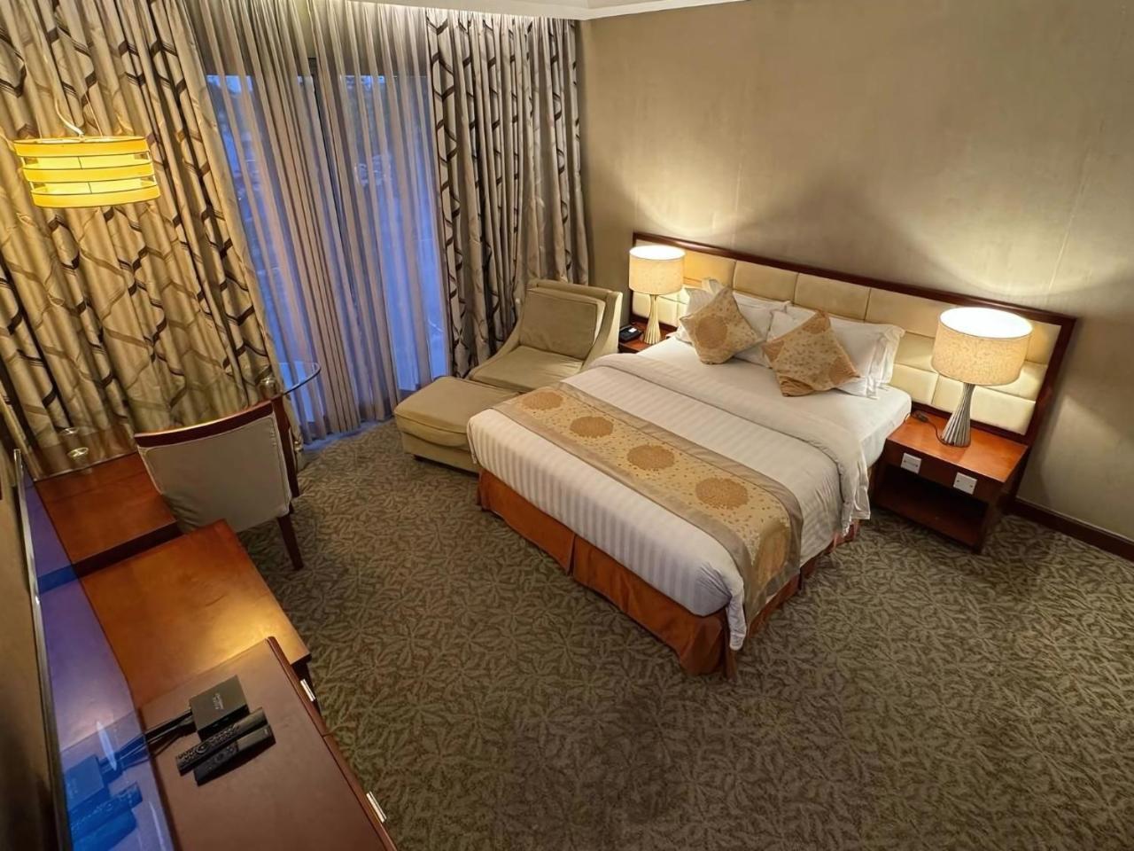 The Avenue Plaza Hotel Naga Kültér fotó