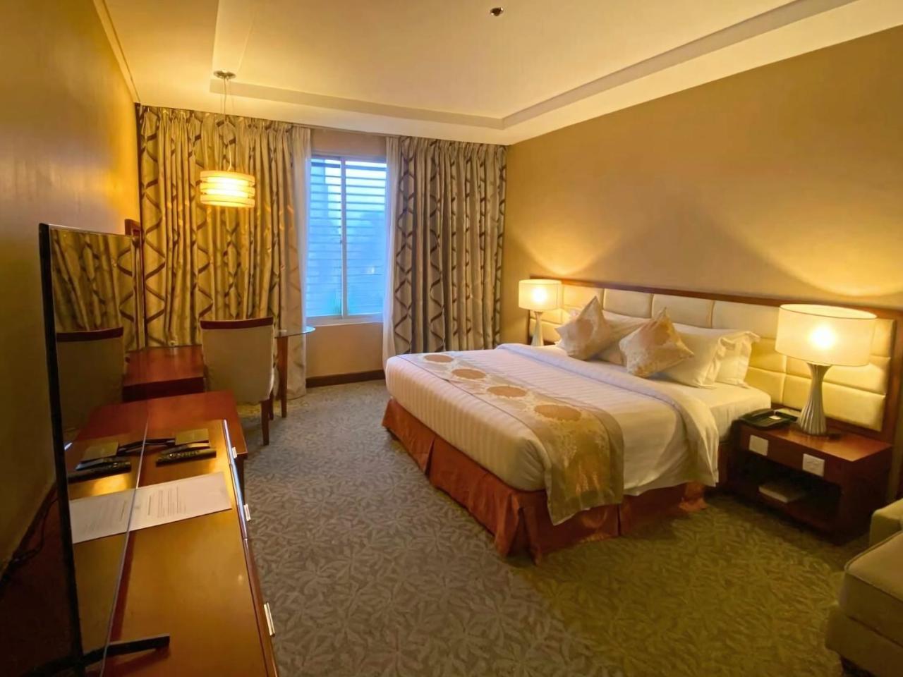 The Avenue Plaza Hotel Naga Kültér fotó