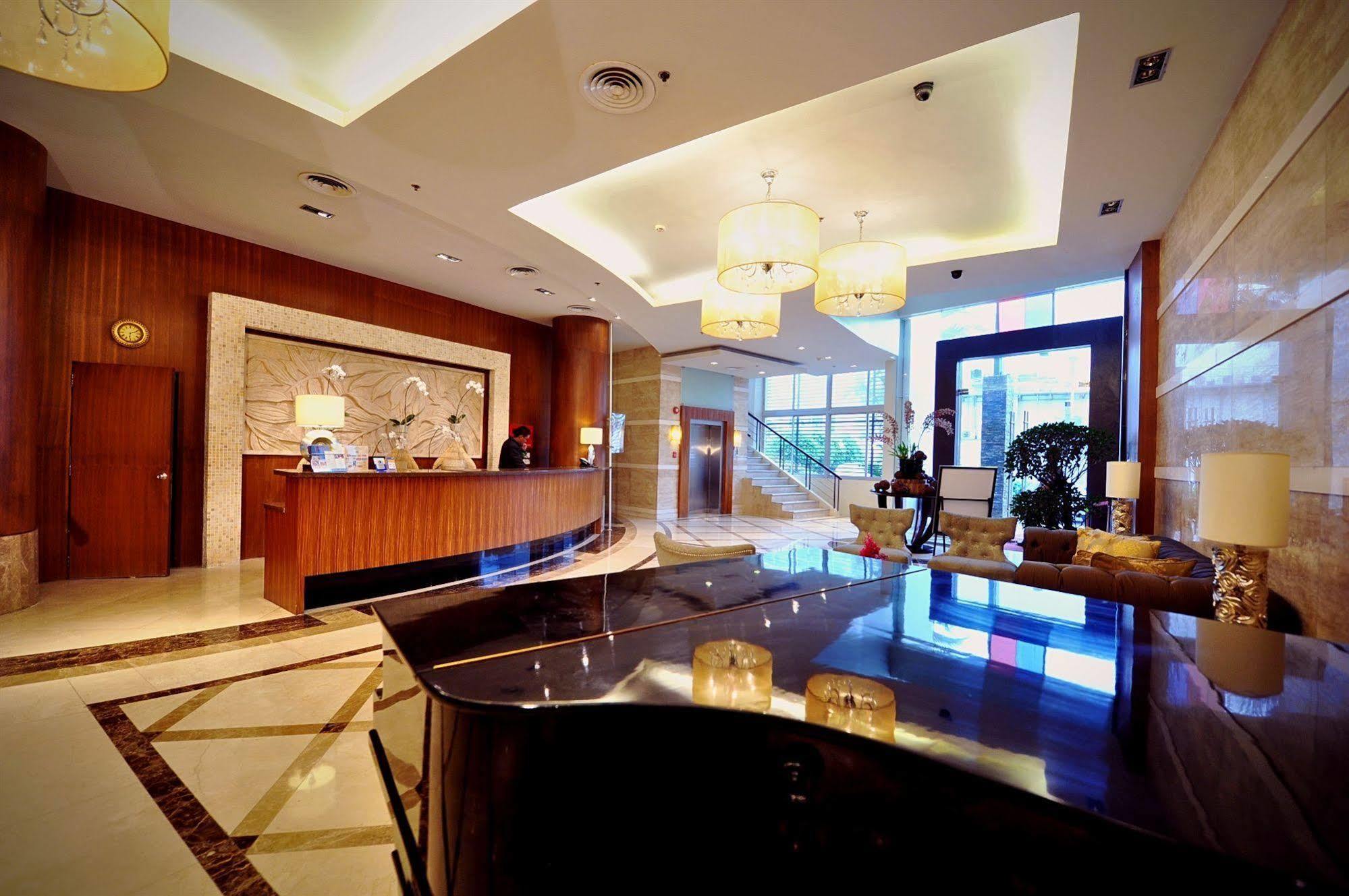 The Avenue Plaza Hotel Naga Kültér fotó