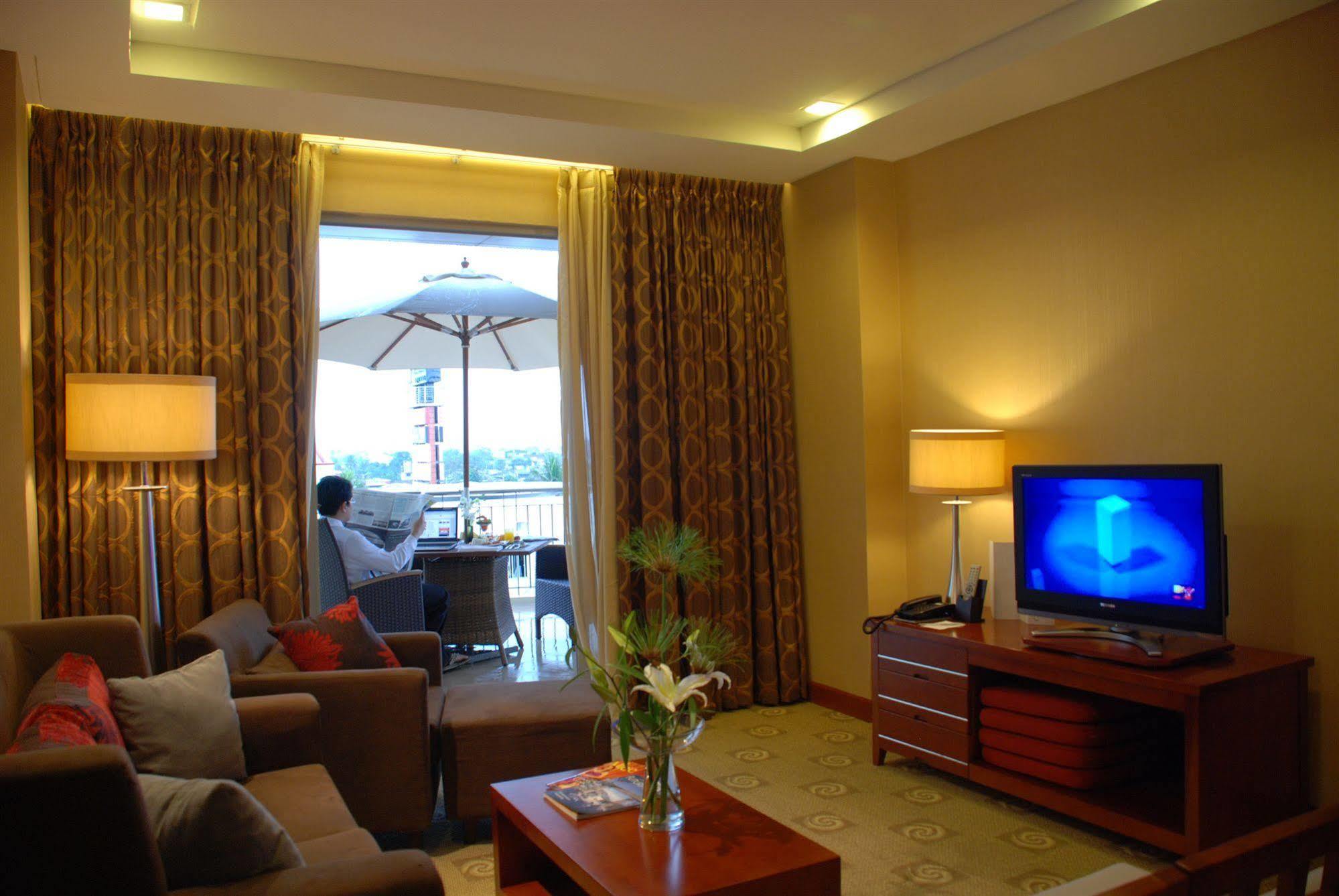 The Avenue Plaza Hotel Naga Kültér fotó
